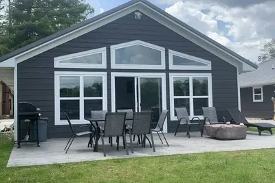 Image de Brand New Lakeshore Home