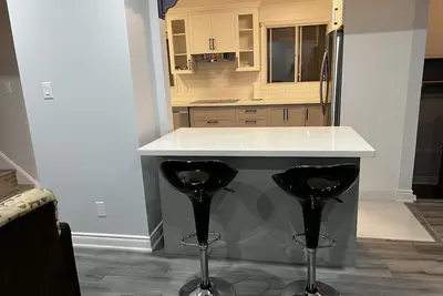 Image de 2 Bedrooms with Private Washrooms and Parking in Brampton 25 mins from Yyz