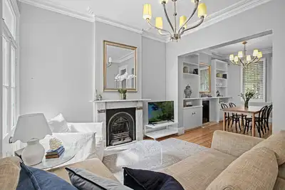 Image de Paddington At Its Finest- A perfect pad moments to all amenities