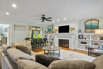 Beautifully decorated, 15-20 min to downtown Cincy.