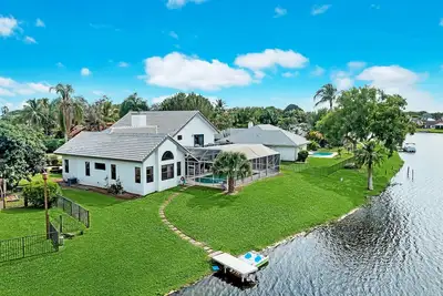 Image de Stylish Lake Luxe Equine, on waterfront w screened-in pool - Lake Views! Hosted By Relaxtay