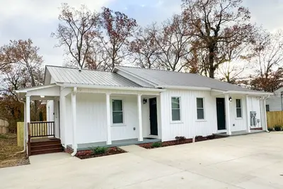 Image de Privacy Fence~ Brand new with 2 King Beds