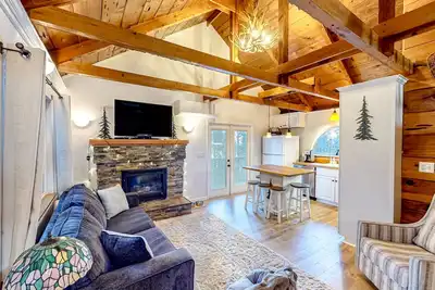 Image de Private dog-friendly cabin with pool access, mtn views, & deck - near skiing
