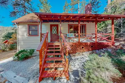 Image de Songbird Cottage - Mountain-view cabin with fireplace & dog-friendly yard