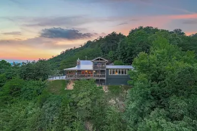 Image de Wilderness cabin w/ hot tub, views, chef's kitchen, & free attraction tickets
