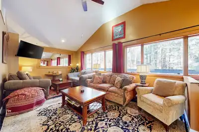 Image de Dog-friendly forest home on 2. 6 acres with hot tub, Ev charger & woodstove