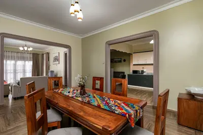 Image de Spacious & private family vacation rental that meets you comfort and relaxation.