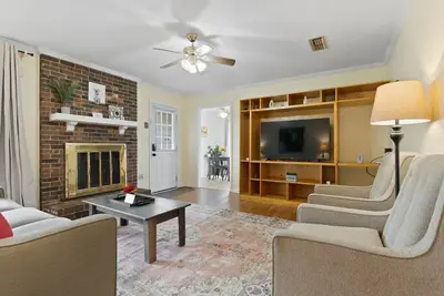 Image de Large Fenced Yard near Midtown- Shamrock Stay