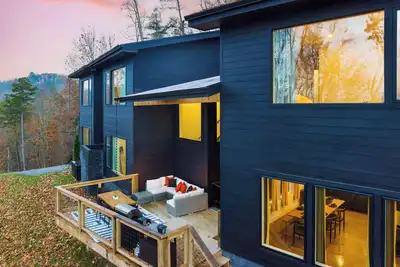 Image de Secluded 5bdr w/ Hot Tub, Game Room, Deck Forest Views | Dark Horse by AvantStay