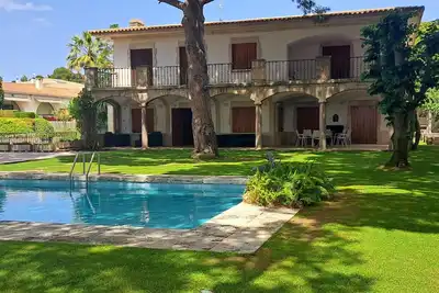 Image de Villa de Luxe à 100m de la Plage avec Piscine, 4 Chambres, 4 Salles de Bain, Jardin et Garage