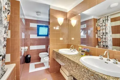 Image de Caribbean Court Waterfront 2 Slaapkamer, 2 Badkamer Appartement Begane Grond