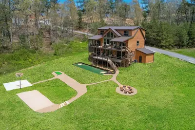 Image de Luxe Retreat of the Smokies: Indoor Pool, Semi-Secluded, Theater, Games, Hot Tub