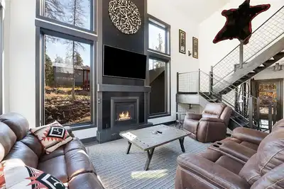 Image de New Misty Pine - Hot tub, Fireplace, Ac, Garage