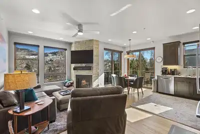 Image de Upscale 2 Bedroom Condo on the Blue River!