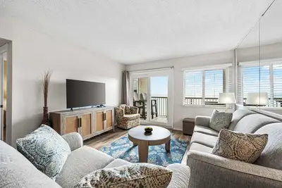 Image de Spectacular Beach View from 7th floor w Free beach service/new decor (717)