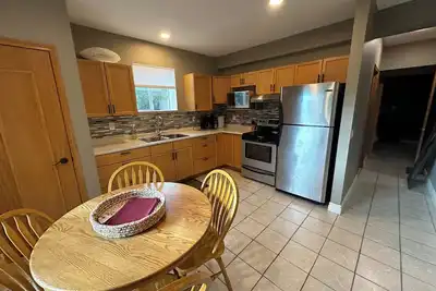 Image de Separate sunny walk out basement suite in safe upscale neighborhood. Pets ok/fee