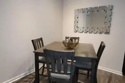 Image de Central Luxury Apt near Med Ctr + Nrg w/Pool & Gym\n