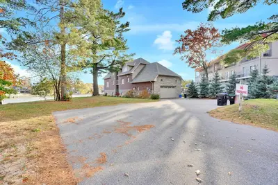 Image de Riverview home. 2 minute walk to the beach in the heart of Wasaga.