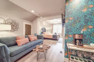 Image de Hidden Gem Carriage House—Stylish & Walkable Clt Stay!