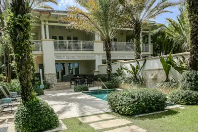 Image de Waking up in a tropical reserve with the sound of the sea caressing your soul.