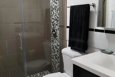 Image de Centrally located 2 bedroom with many amenities close to shops and restaurants.