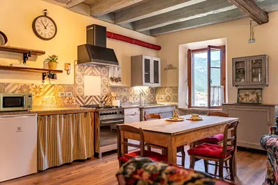 Image de Cozy and artistic apartment in 500-year-old building in Ala.