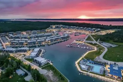 Image de Modern Oasis Friday Harbour resort, a luxury destination.