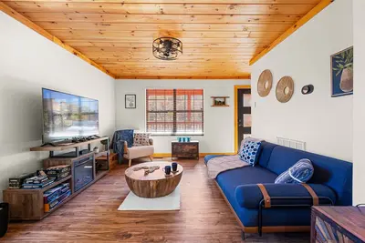 Image de Fully stocked secluded cabin steps to Dollywood