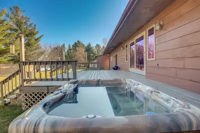 Image de Pet-Friendly Tomahawk Home: Deck & Private Hot Tub