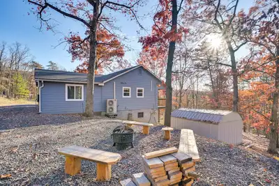 Image de Serene Springfield Retreat on 6 Acres w/ Hot Tub!
