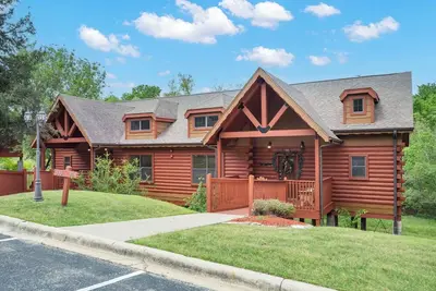 Image de Walk-In Branson Cabin • Resort Pool Access • King Beds
