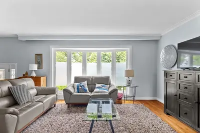 Image de 3 Br House - Large Backyard w Patio - Beautiful Neighbourhood with Large Trees