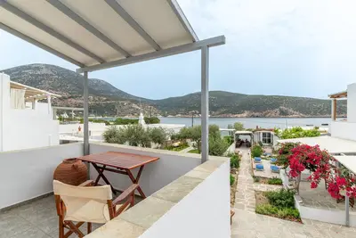 Image de Studio 'Sifnos 2' avec vue sur la mer, Wi-Fi et climatisation