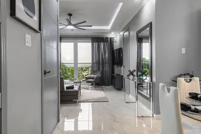 Image de Modern Luxury Penthouse, 24 Hrs Security, Gated Comm, Rooftop Pool, Wi-Fi, Ac