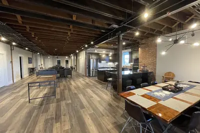 Image de Modern Luxury Meets Historic Charm: Unwind in Style in Purpose Executive Suites