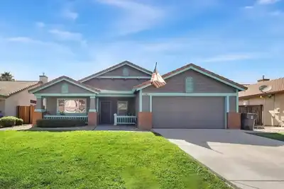 Image de Enchanting 4br with Rose Garden