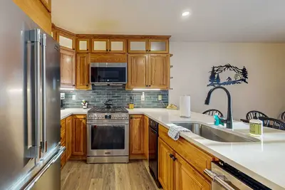 Image de Ski-in/ski-out resort condo with fireplace, waterpark, & golf