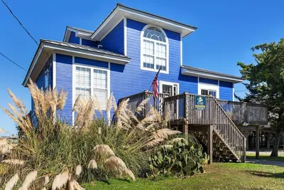 Image de Soundfront Getaway w/ Hot Tub – Dog Friendly