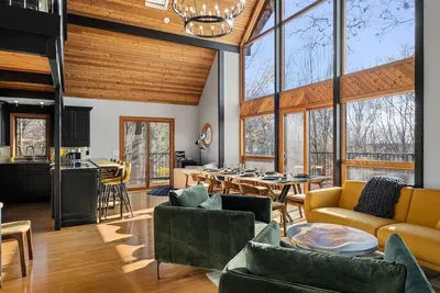 Image de Modern Chalet 5bd 3bth with Hot Tub, Game Room, Private movie theater, 3 decks