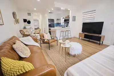 Image de Boho Chic in the heart Little Havana with excellent night, and day, life!