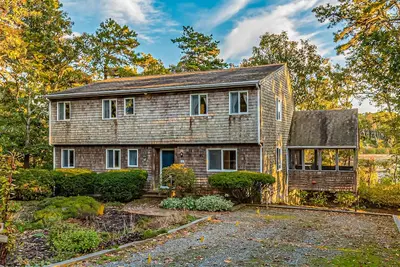 Image de Waterfront home with lovely lake views, great deck, sun porch & fireplace