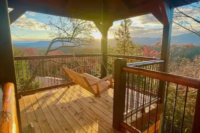 Image de New Luxury 4-Bed Cabin - Stunning Views, Pool, Hot Tub, Theater, Arcade