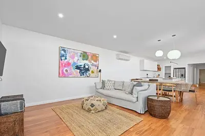 Image de Serene Sampson - Contemporary Heritage Charm