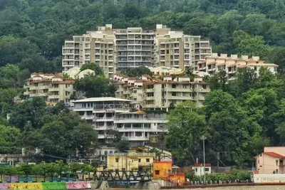 Image de Tranquil Riverside Elegance: Luxury Retreat with Captivating Views by the Ganges