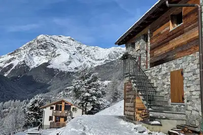 Image de Characteristic lodge surrounded by nature near the ski facilities.