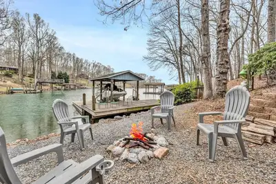 Image de Little Slice of Heaven- Sml retreat with a firepit and kayaks for everyone to enjoy.