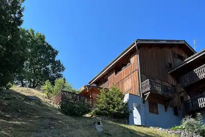 Image de A 8 minutes des pistes en voiture, appartement dans chalet privé avec parking