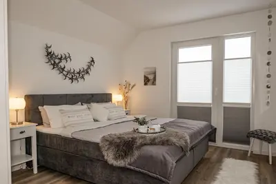 Image de Strandnahe Ferienwohnung Nordseekoje Anja mit Kamin, Sauna & Balkon