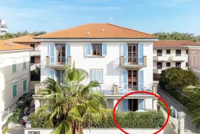 Image de 3  Suite Maestrale, piano terra  con giardino arredato e bagno con doccia