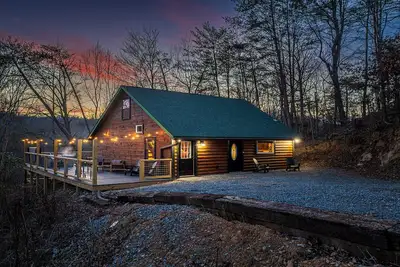 Image de Mountain Whispers-2Bdrm, arcade gaming, pinball, foosball, hot tub, and fire-pit